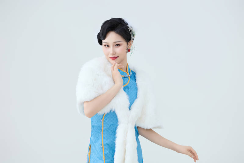 穿着中国中式旗袍表演舞蹈的美丽舞者