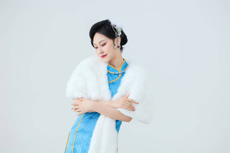 穿着中国中式旗袍表演舞蹈的美丽舞者