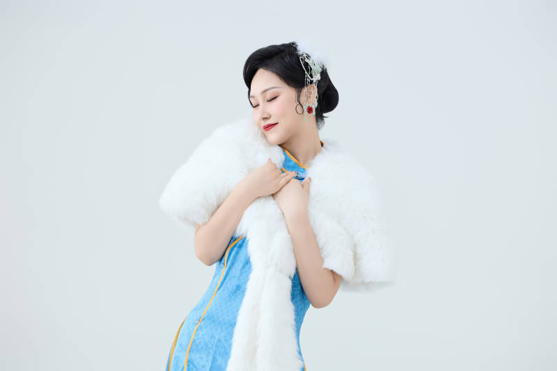 穿着中国中式旗袍表演舞蹈的美丽舞者