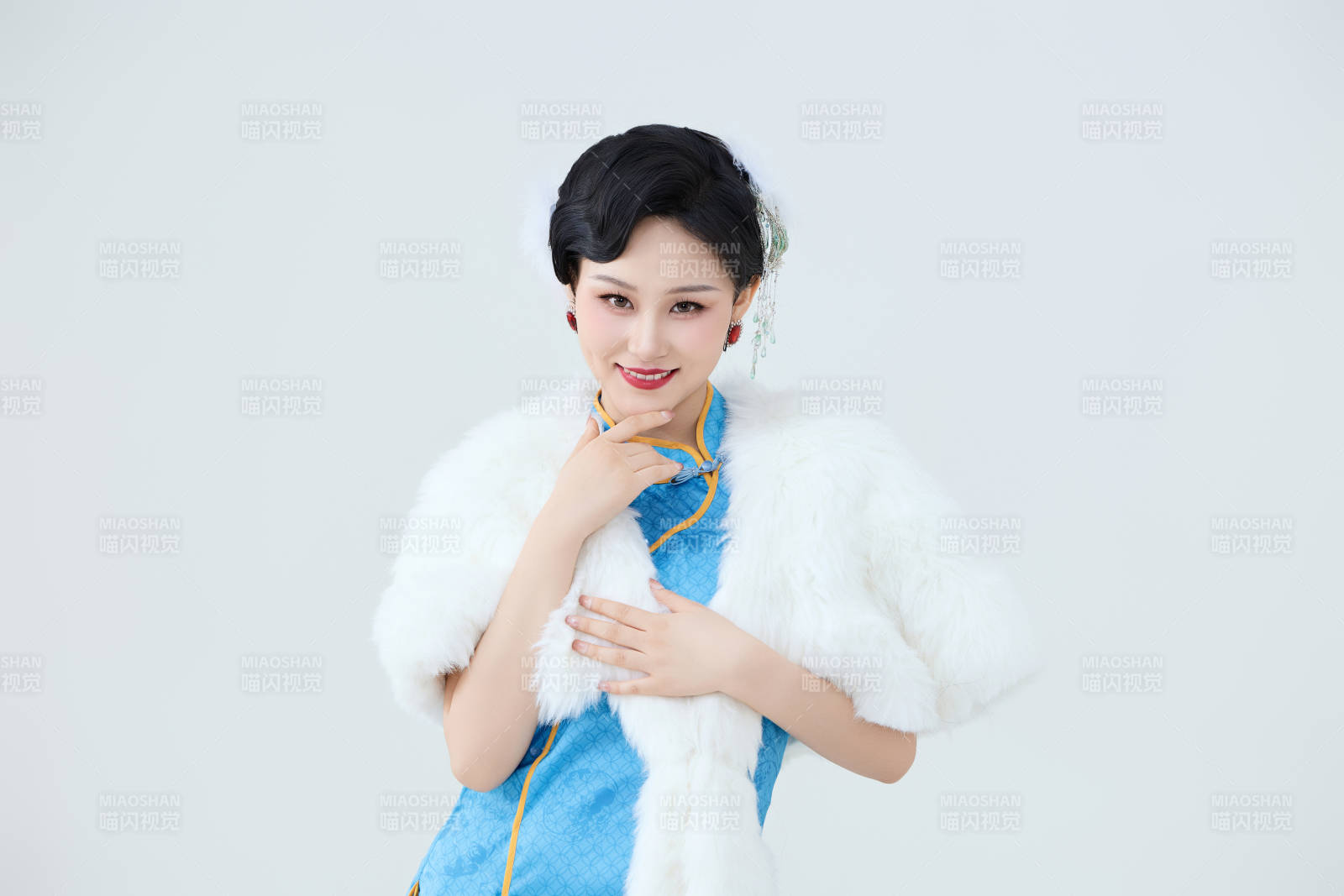 穿着中国中式旗袍表演舞蹈的美丽舞者