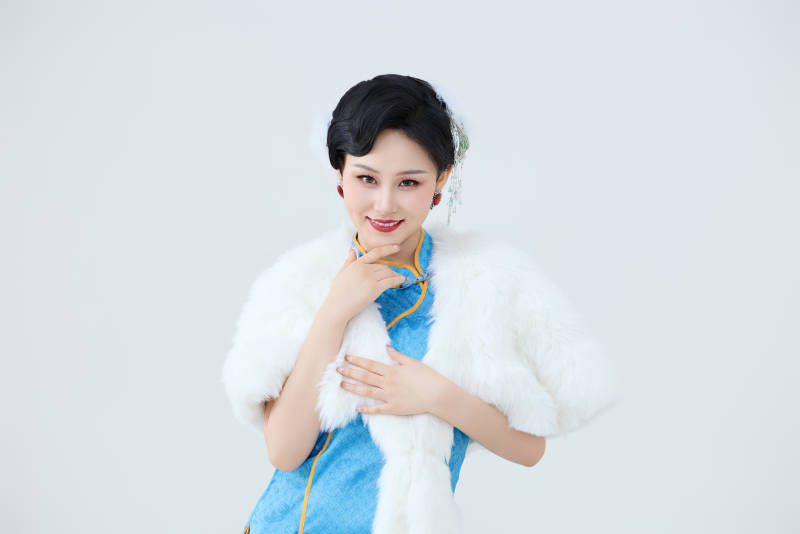 穿着中国中式旗袍表演舞蹈的美丽舞者