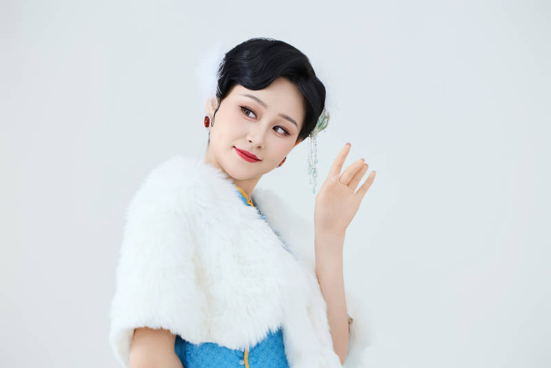 穿着中国中式旗袍表演舞蹈的美丽舞者