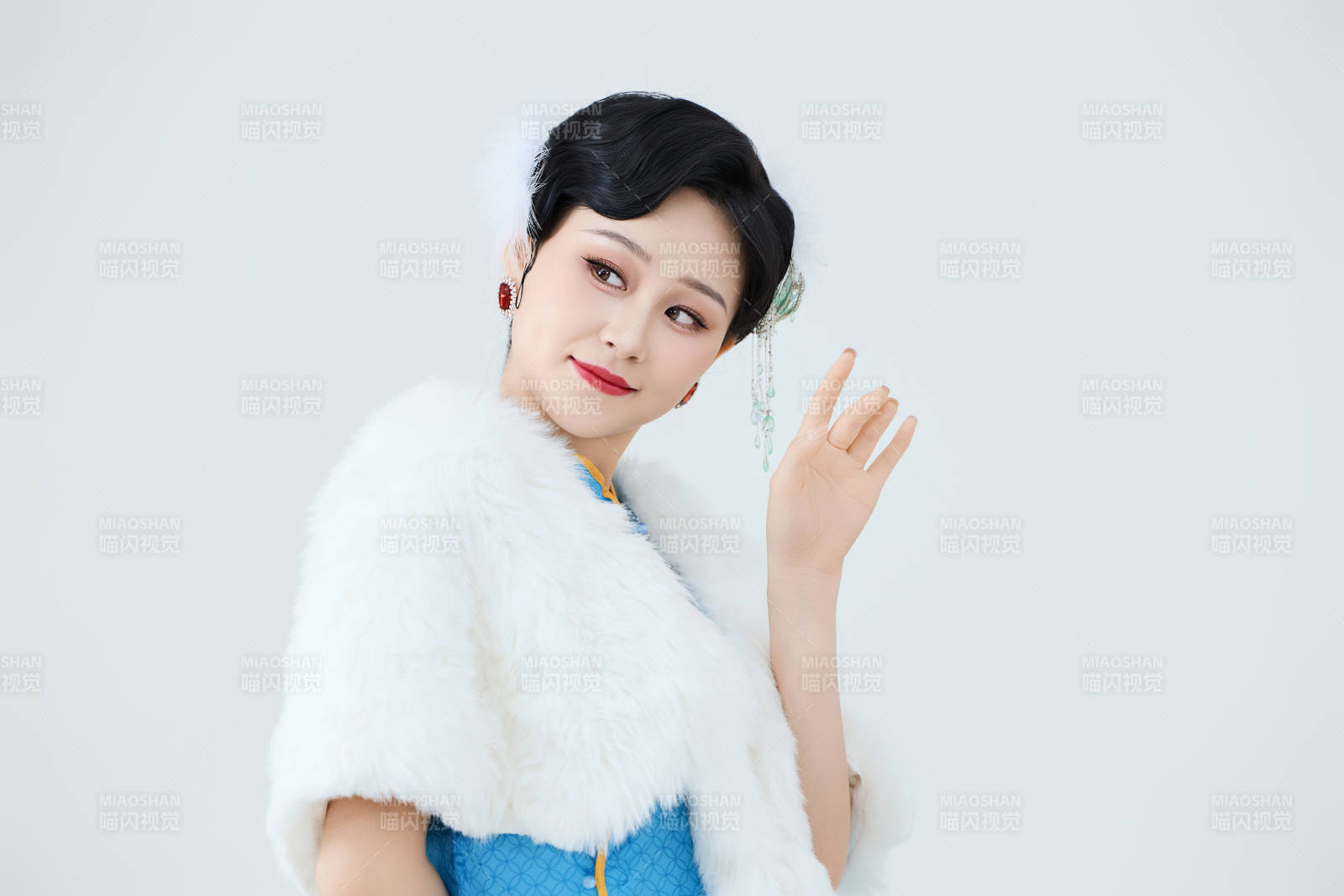 穿着中国中式旗袍表演舞蹈的美丽舞者