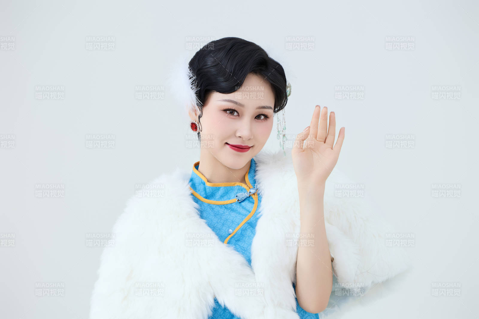 穿着中国中式旗袍表演舞蹈的美丽舞者