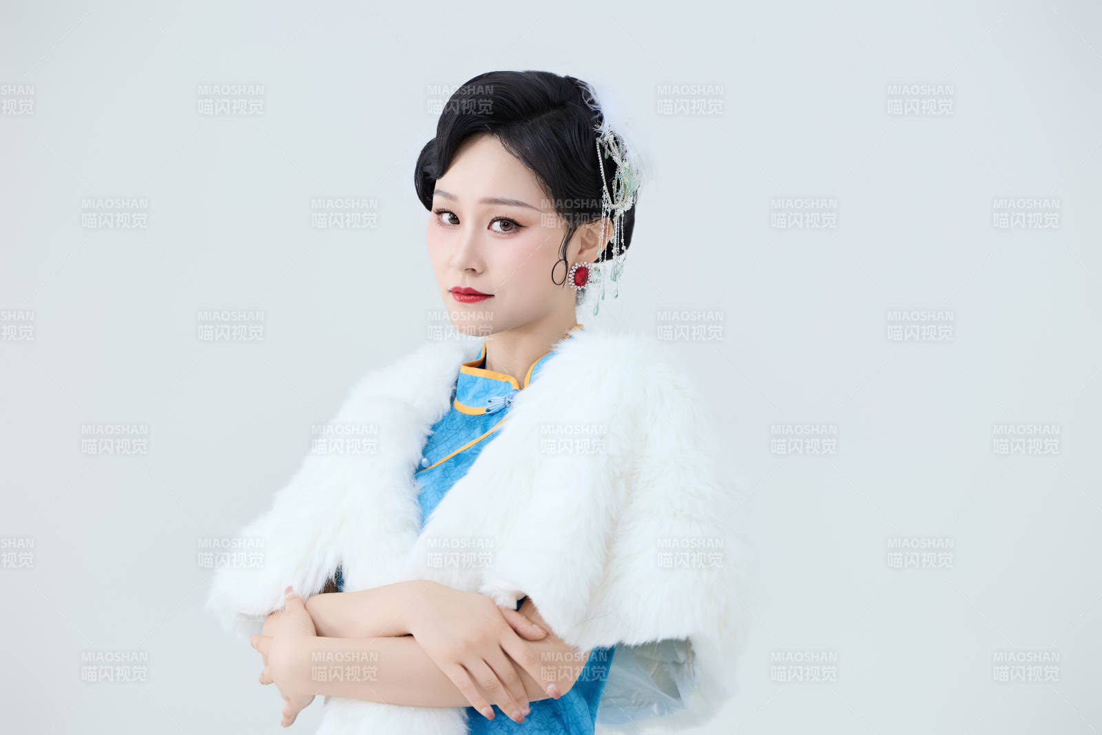 穿着中国中式旗袍表演舞蹈的美丽舞者