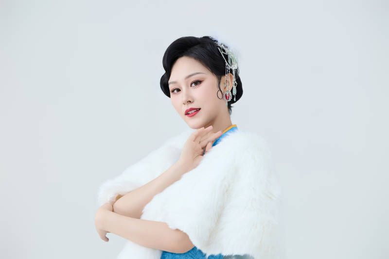 穿着中国中式旗袍表演舞蹈的美丽舞者