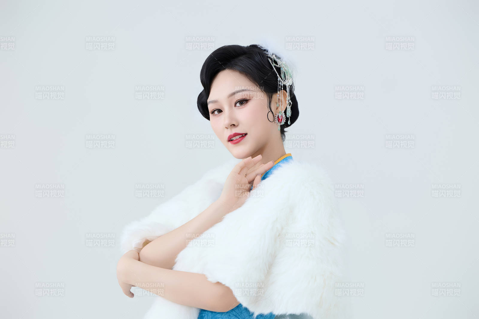 穿着中国中式旗袍表演舞蹈的美丽舞者