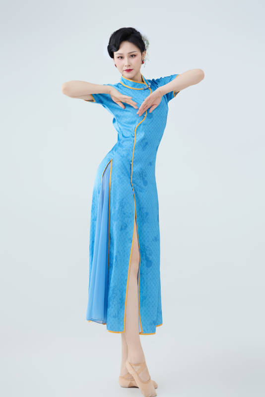 穿着中国中式旗袍表演舞蹈的美丽舞者