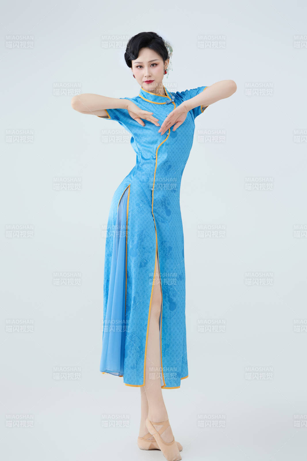 穿着中国中式旗袍表演舞蹈的美丽舞者