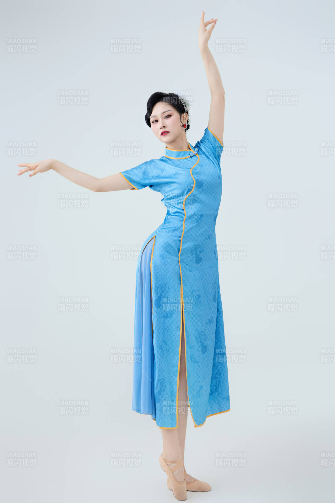 穿着中国中式旗袍表演舞蹈的美丽舞者