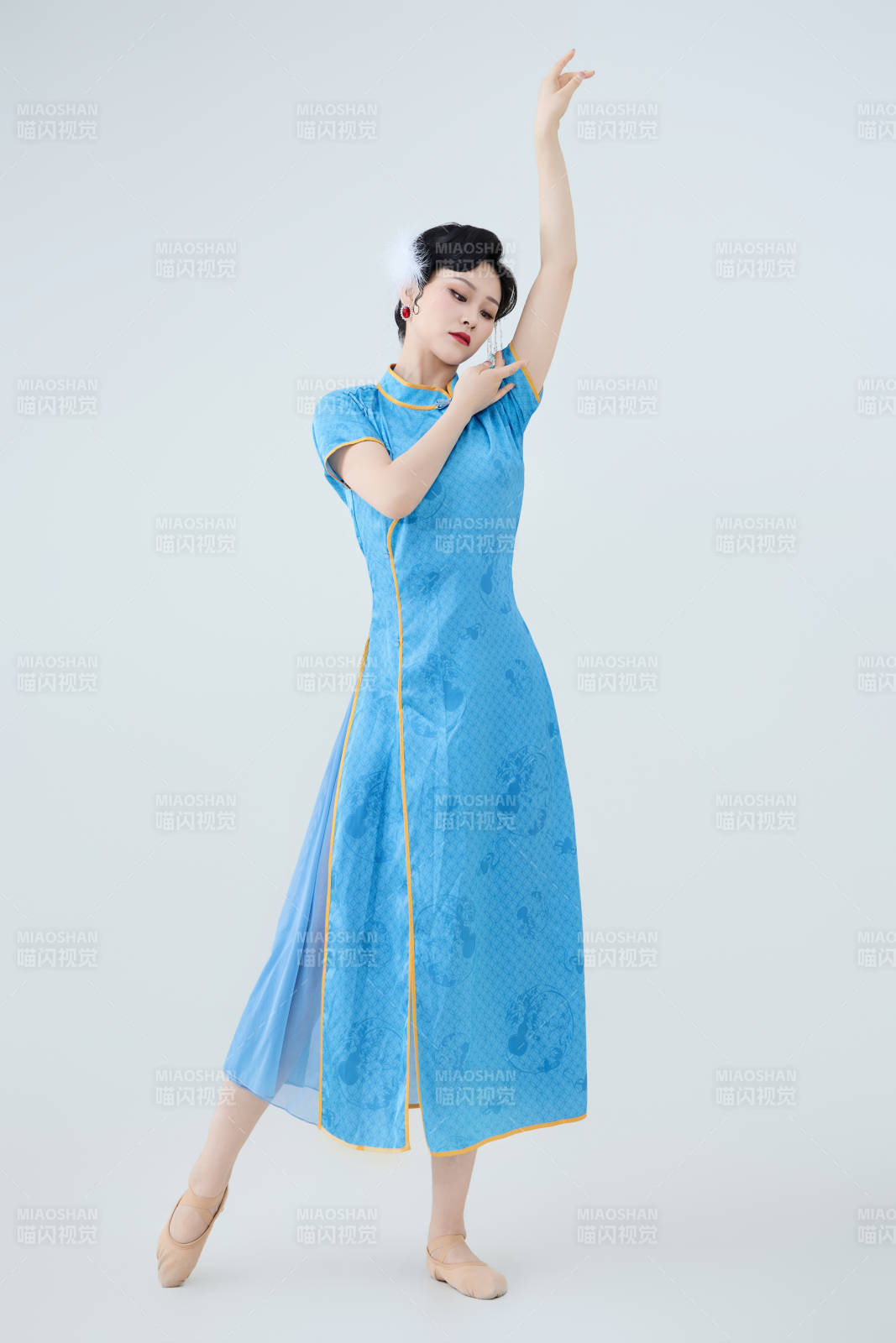 穿着中国中式旗袍表演舞蹈的美丽舞者