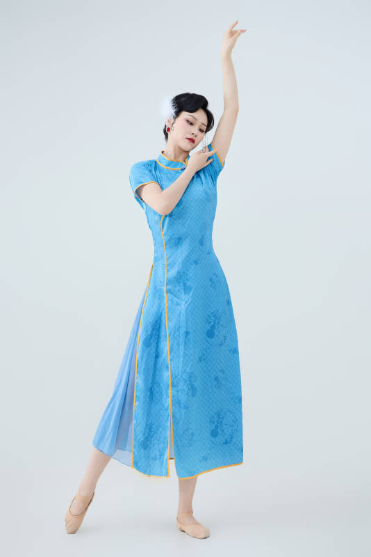 穿着中国中式旗袍表演舞蹈的美丽舞者