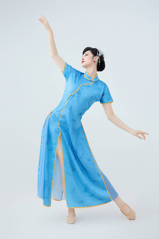 穿着中国中式旗袍表演舞蹈的美丽舞者