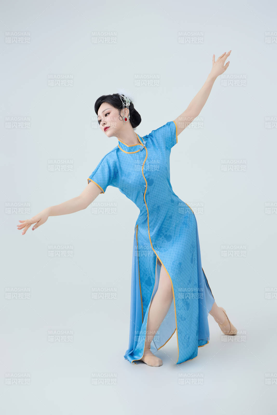 穿着中国中式旗袍表演舞蹈的美丽舞者