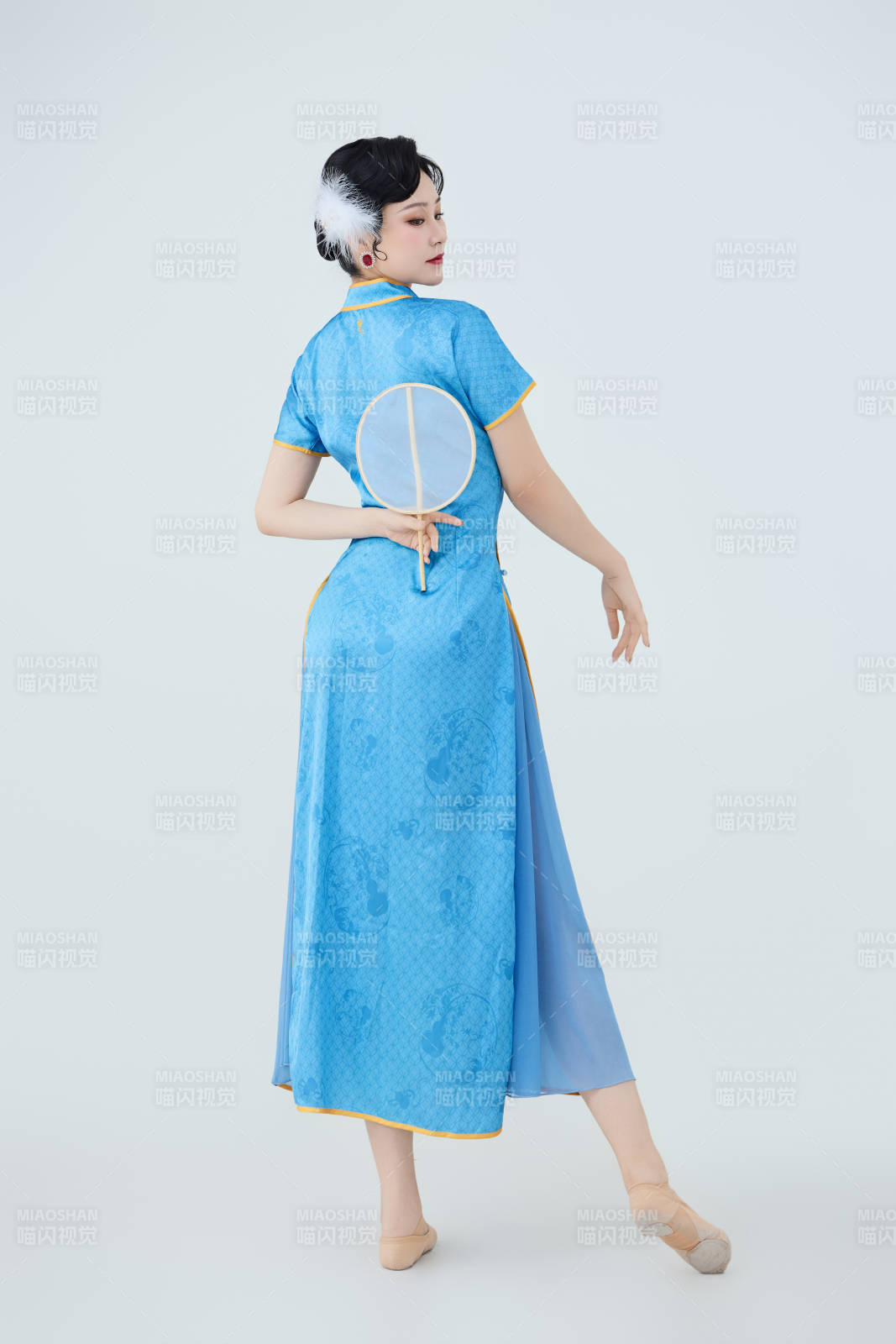 穿着中国中式旗袍表演舞蹈的美丽舞者