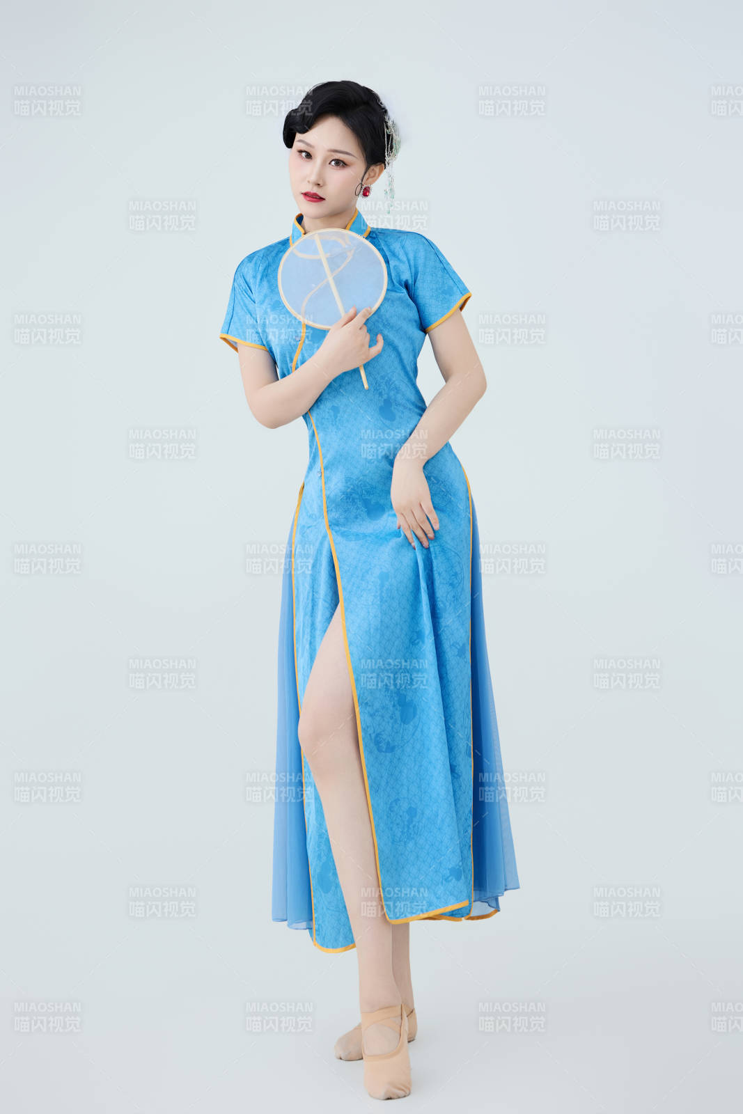 穿着中国中式旗袍表演舞蹈的美丽舞者