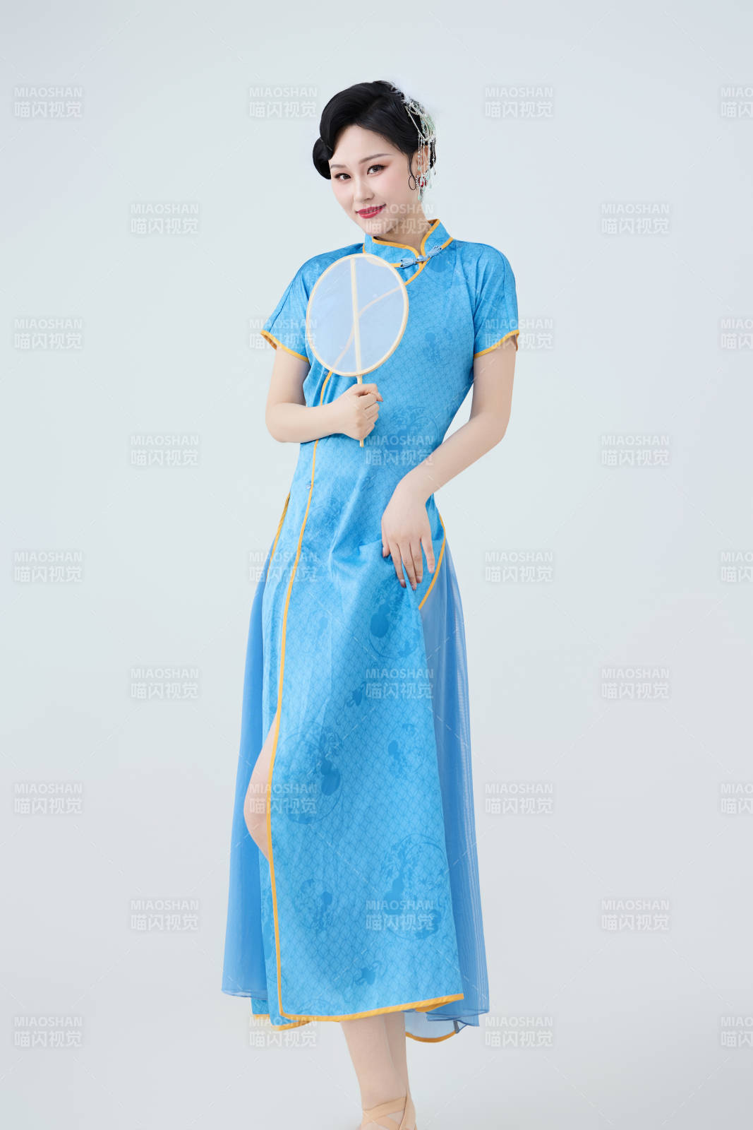 穿着中国中式旗袍表演舞蹈的美丽舞者