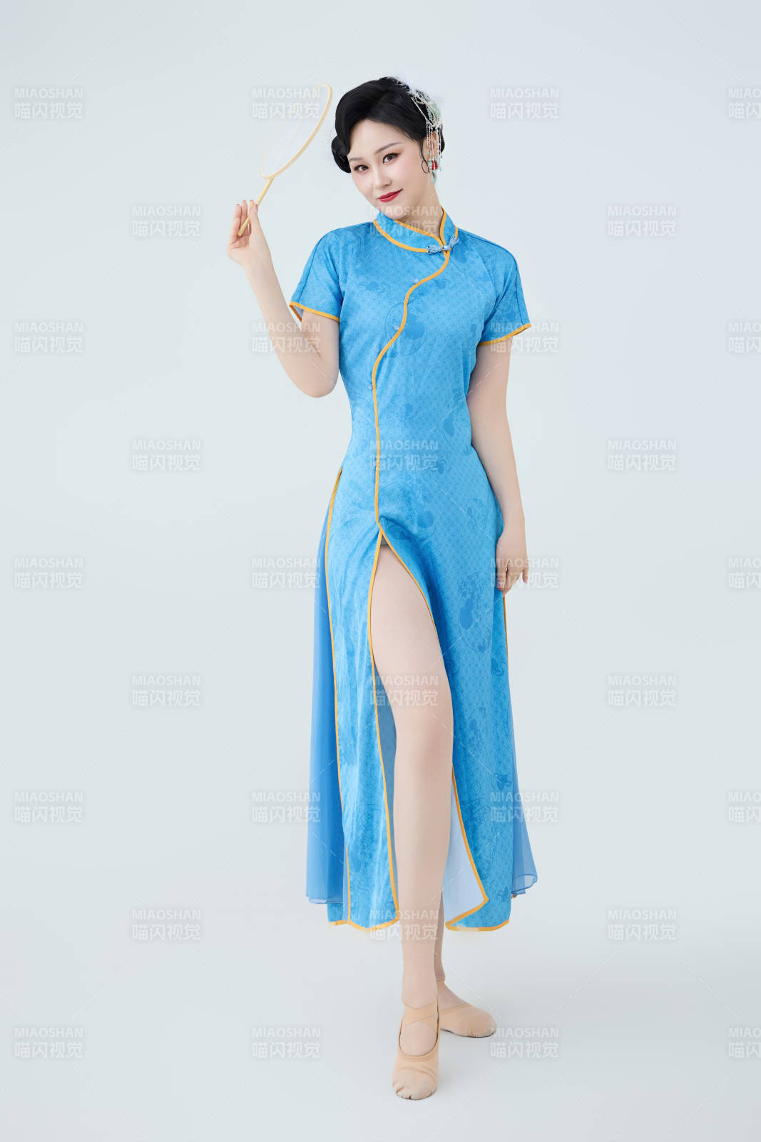 穿着中国中式旗袍表演舞蹈的美丽舞者