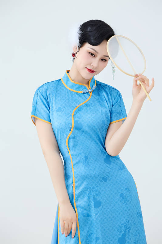 穿着中国中式旗袍表演舞蹈的美丽舞者