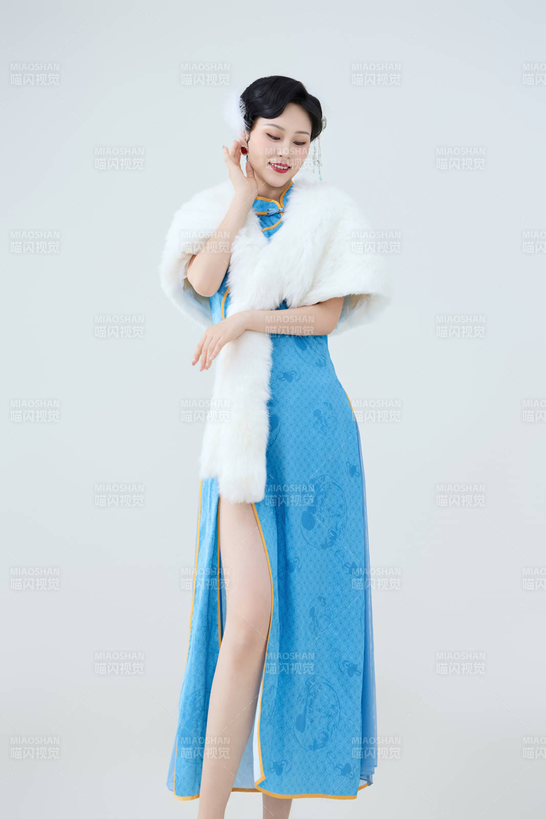 穿着中国中式旗袍表演舞蹈的美丽舞者