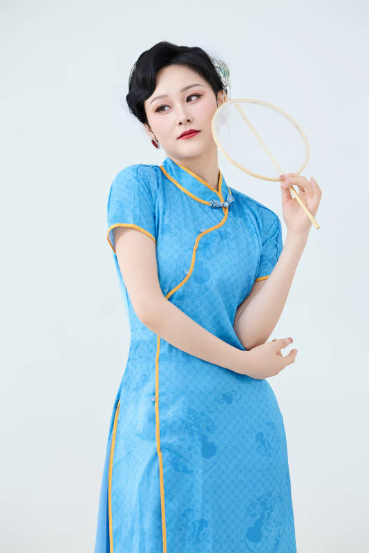 穿着中国中式旗袍表演舞蹈的美丽舞者