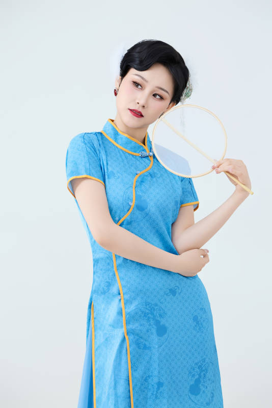 穿着中国中式旗袍表演舞蹈的美丽舞者