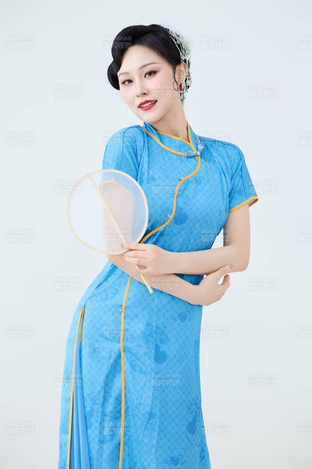 穿着中国中式旗袍表演舞蹈的美丽舞者