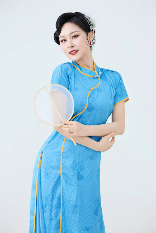 穿着中国中式旗袍表演舞蹈的美丽舞者