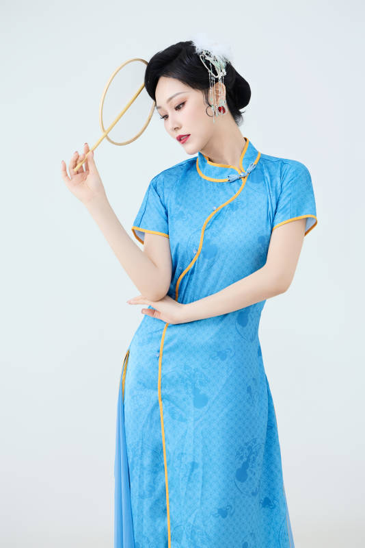 穿着中国中式旗袍表演舞蹈的美丽舞者