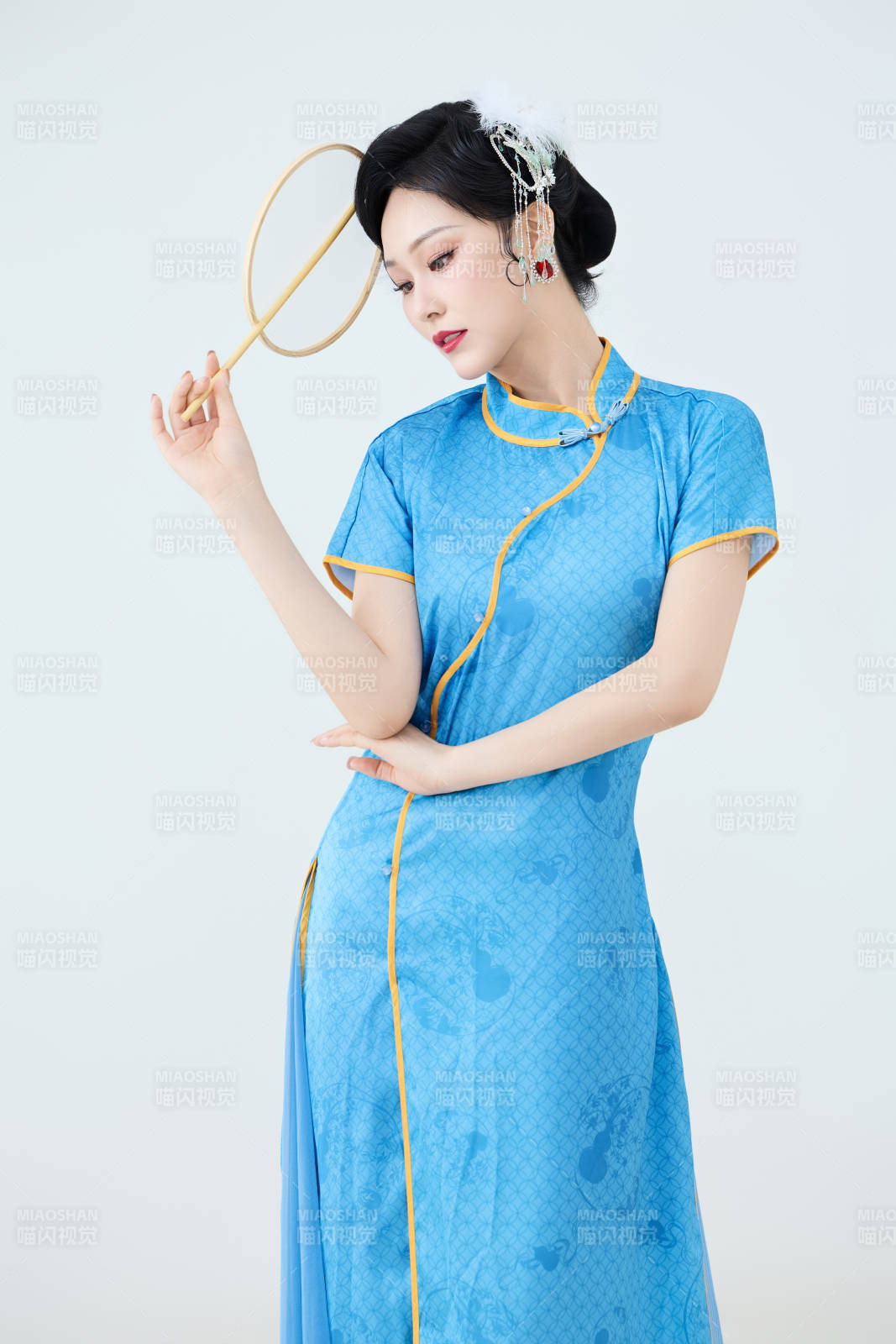 穿着中国中式旗袍表演舞蹈的美丽舞者