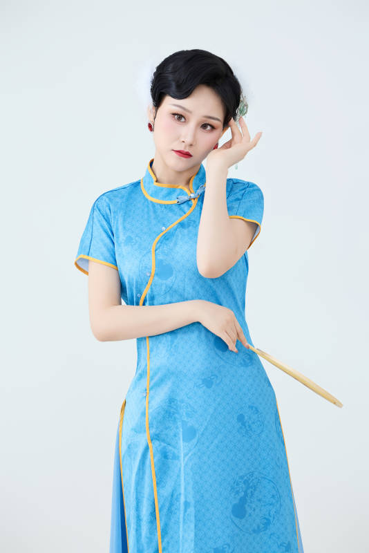 穿着中国中式旗袍表演舞蹈的美丽舞者