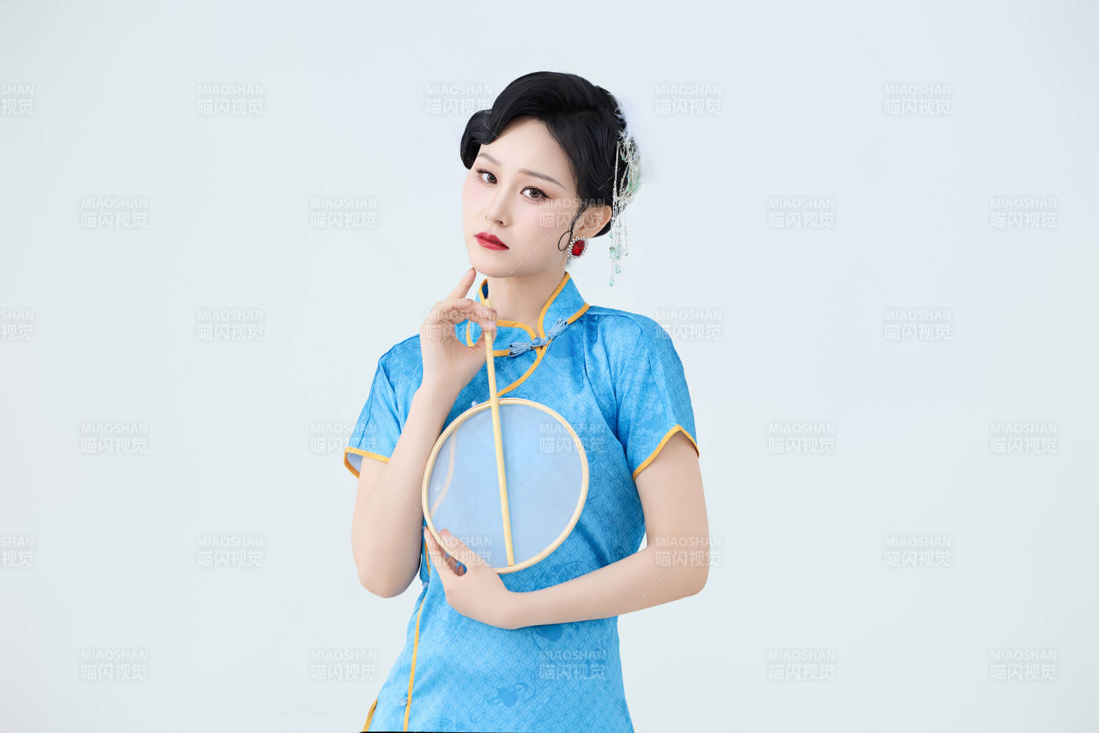 穿着中国中式旗袍表演舞蹈的美丽舞者