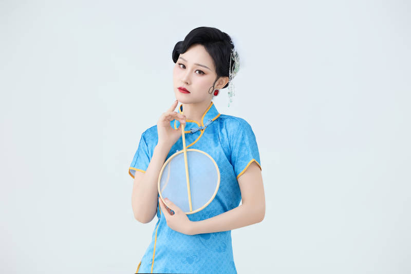 穿着中国中式旗袍表演舞蹈的美丽舞者