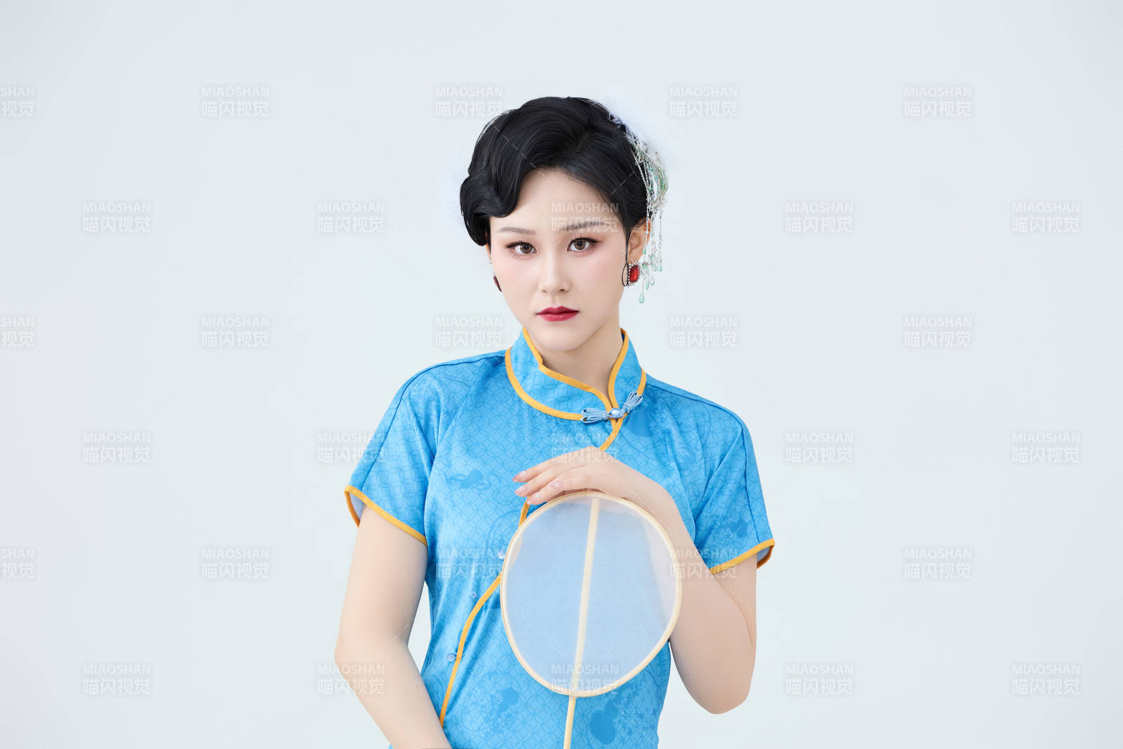 穿着中国中式旗袍表演舞蹈的美丽舞者