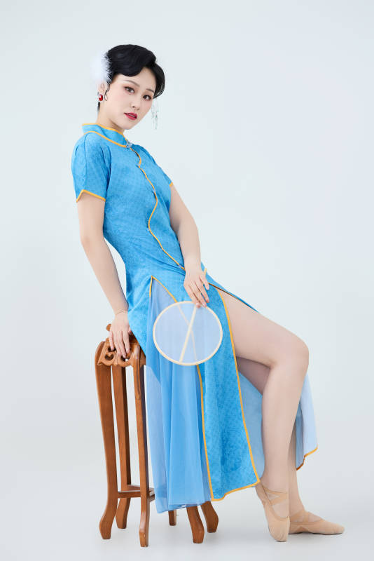 穿着中国中式旗袍表演舞蹈的美丽舞者