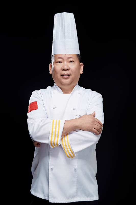 黑色背景下的酒店行政主厨形象
