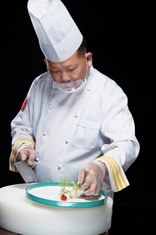 在案板上精心切配美味佳肴的厨师