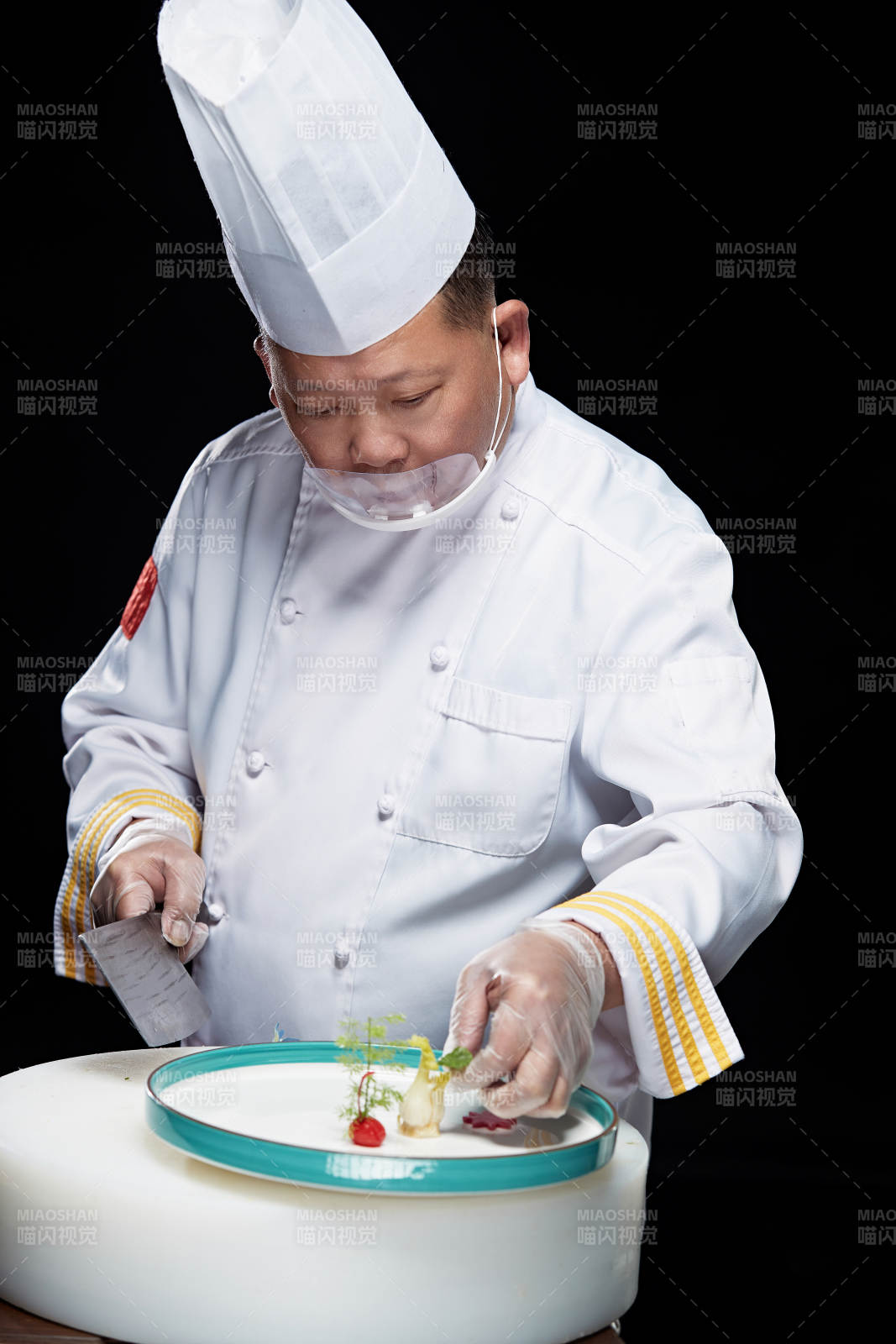 在案板上精心切配美味佳肴的厨师