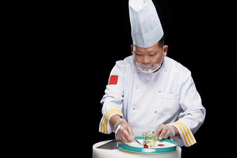 在案板上精心切配美味佳肴的厨师