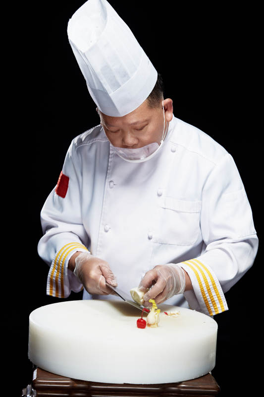 在案板上精心切配美味佳肴的厨师