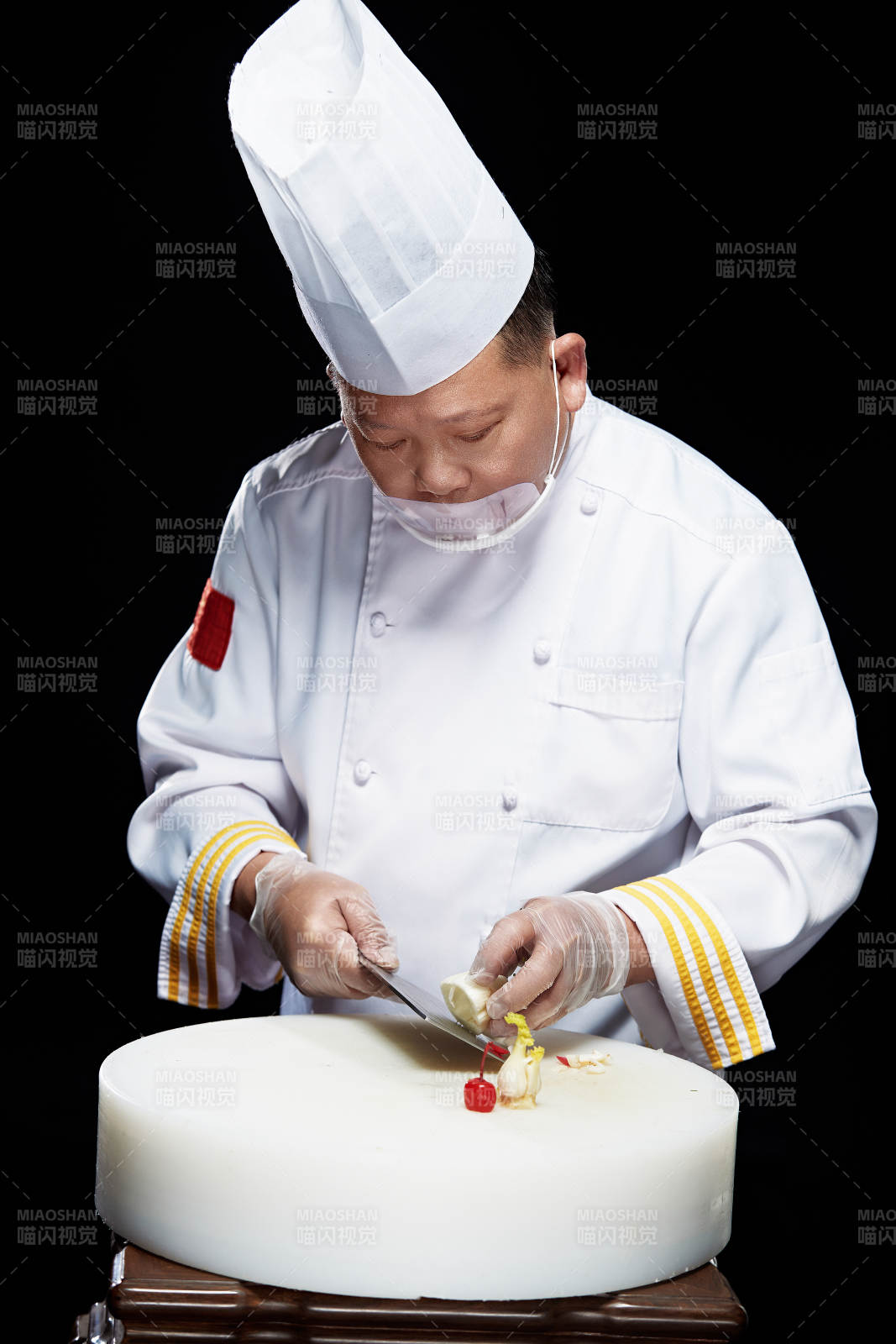 在案板上精心切配美味佳肴的厨师