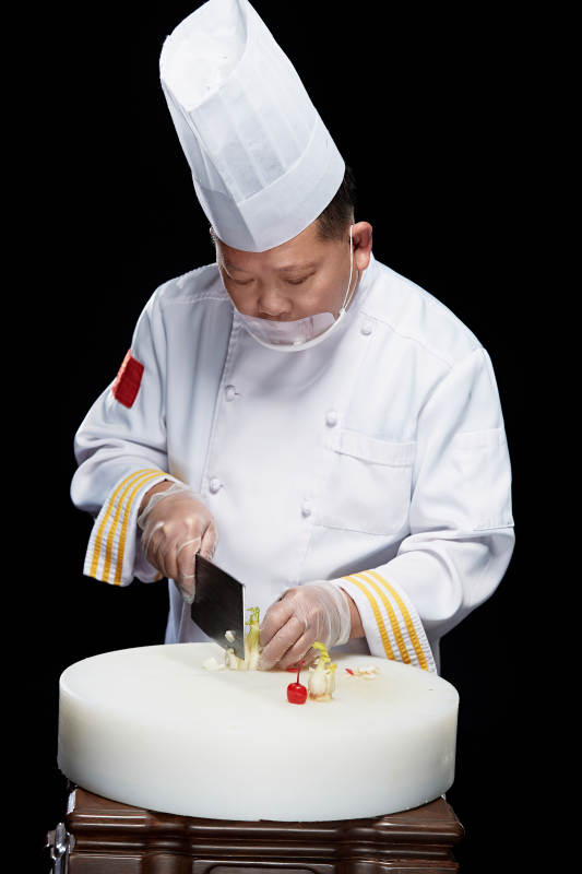 在案板上精心切配美味佳肴的厨师