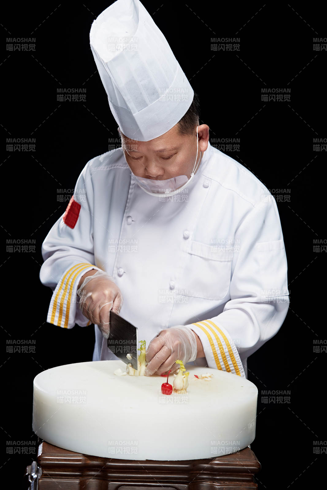 在案板上精心切配美味佳肴的厨师