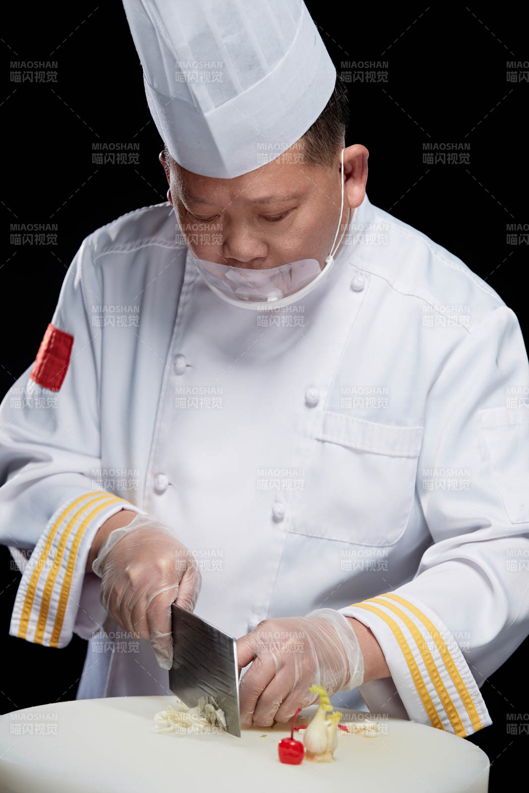 在案板上精心切配美味佳肴的厨师