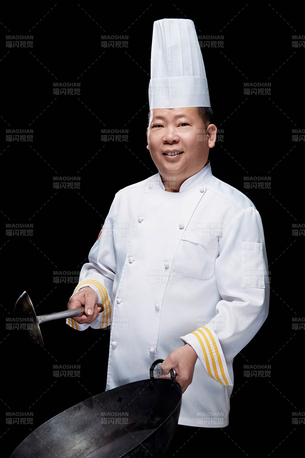 手拿大勺炒锅的酒店厨师长人物形象展示