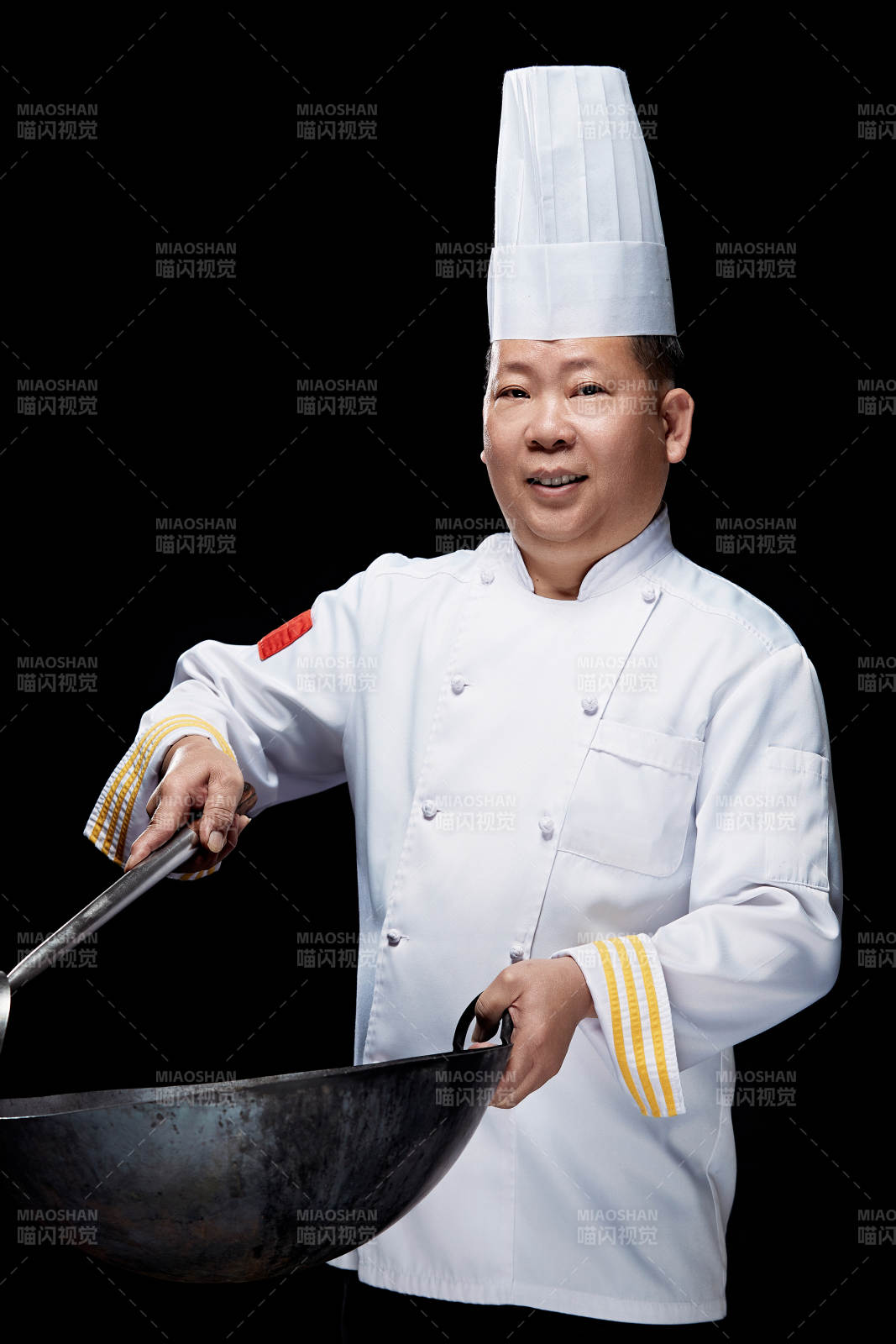 手拿大勺炒锅的酒店厨师长人物形象展示