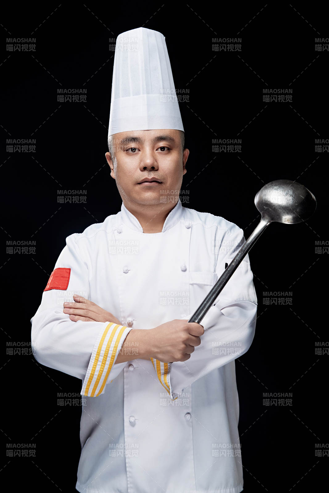 手拿大勺的酒店厨师人物形象展示