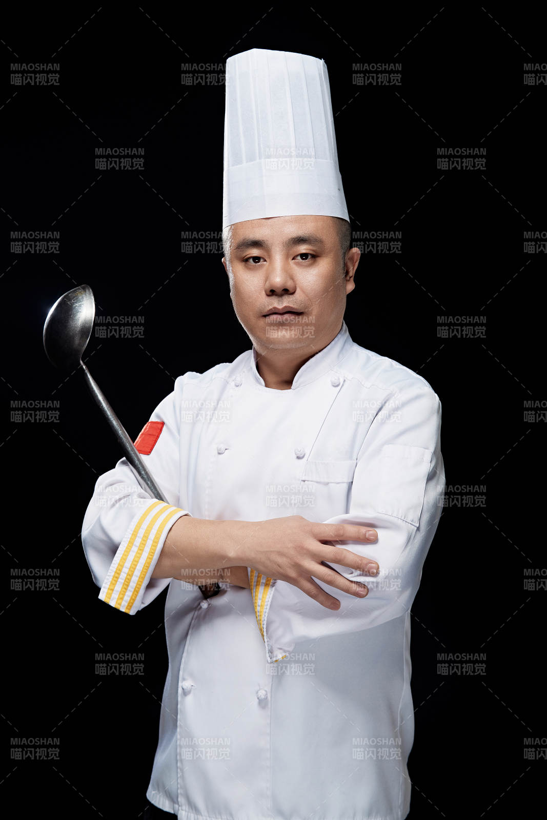 手拿大勺的酒店厨师人物形象展示