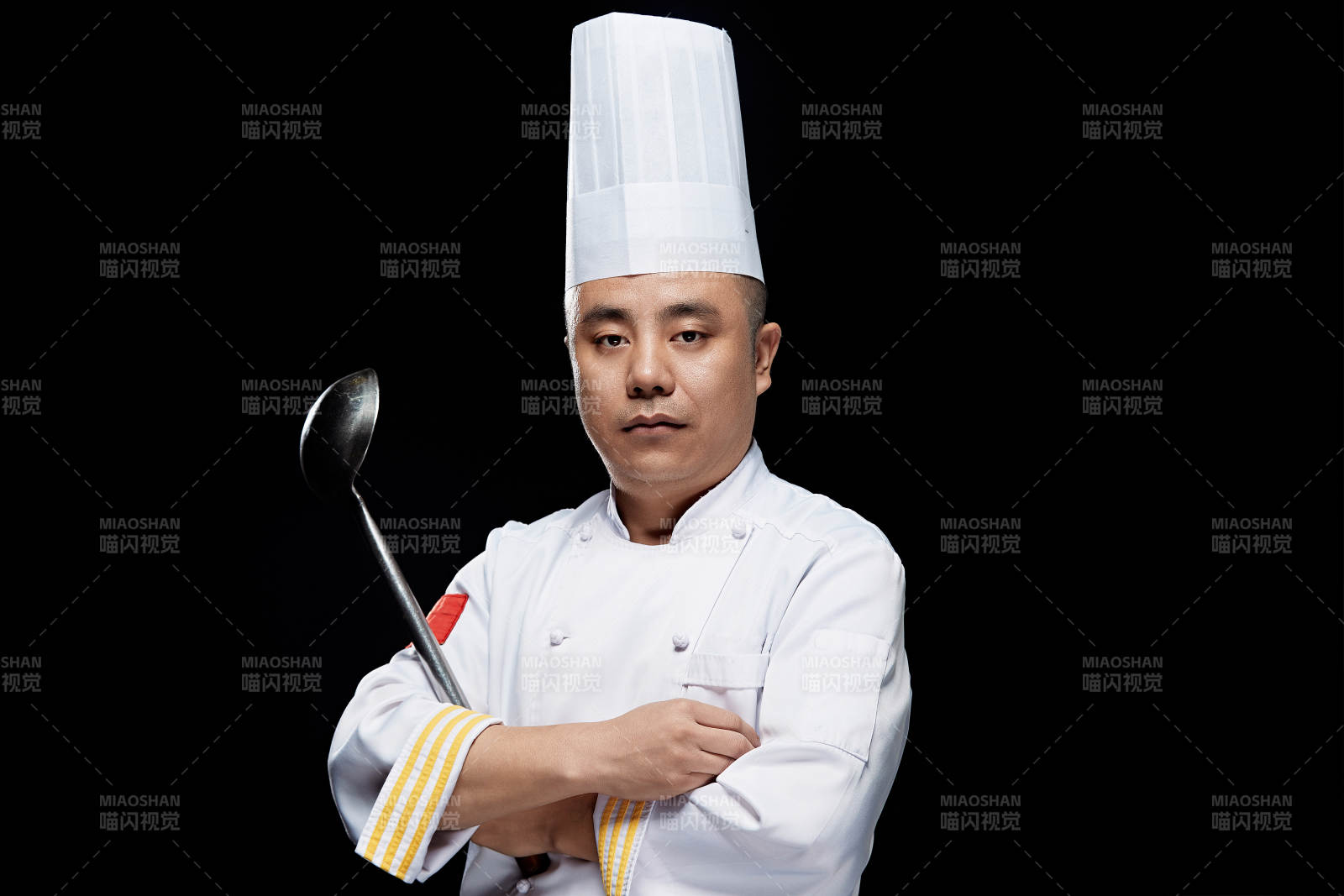 手拿大勺的酒店厨师人物形象展示