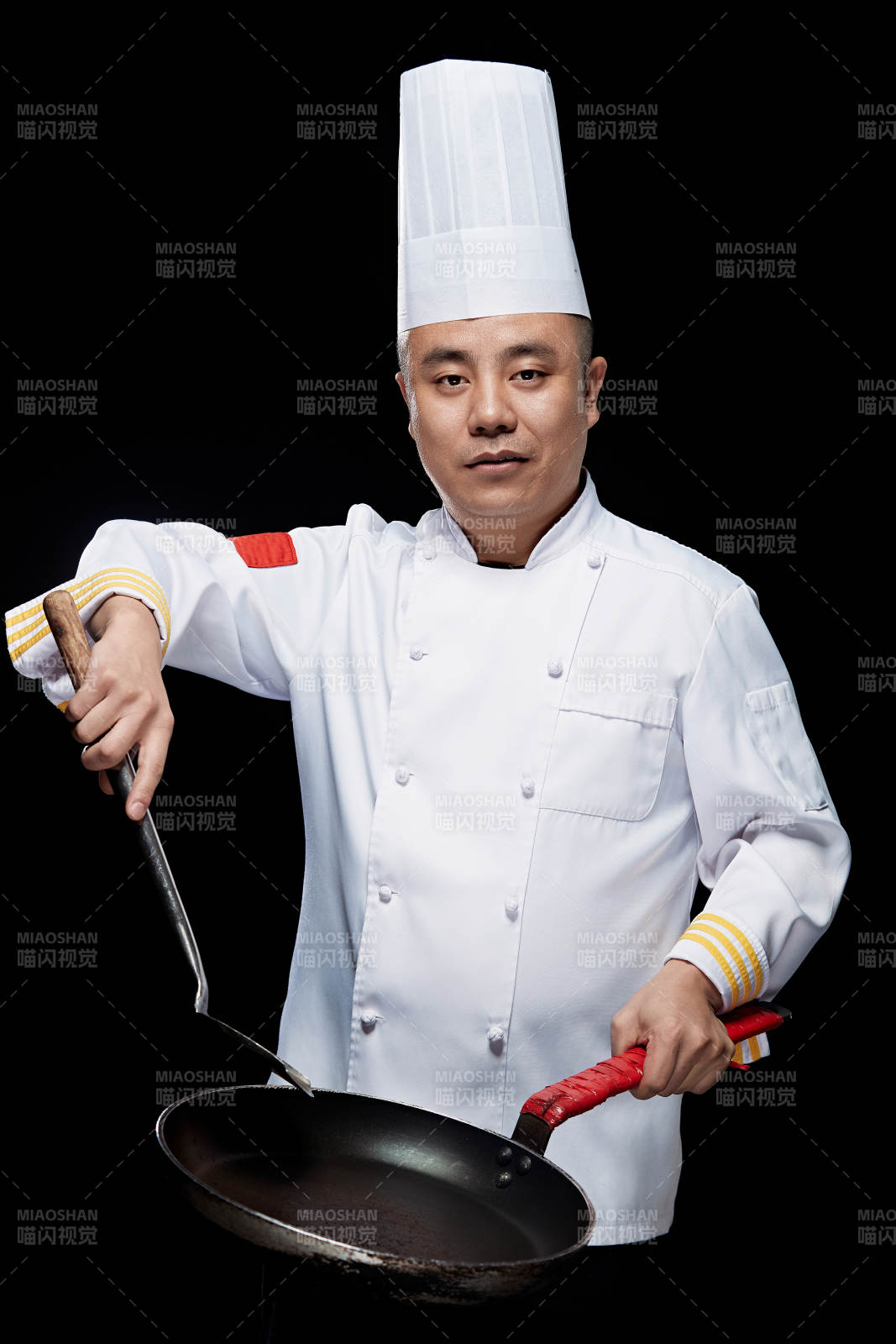 手拿锅铲炒锅的酒店厨师人物形象展示